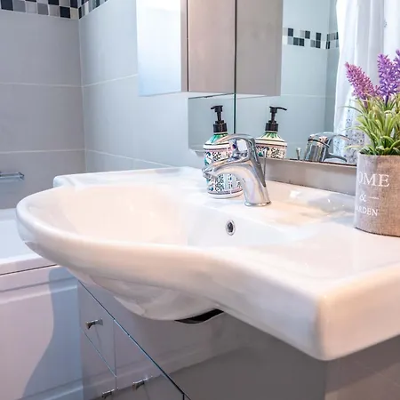 Magical Seaside Town Boutique Apts 1 *